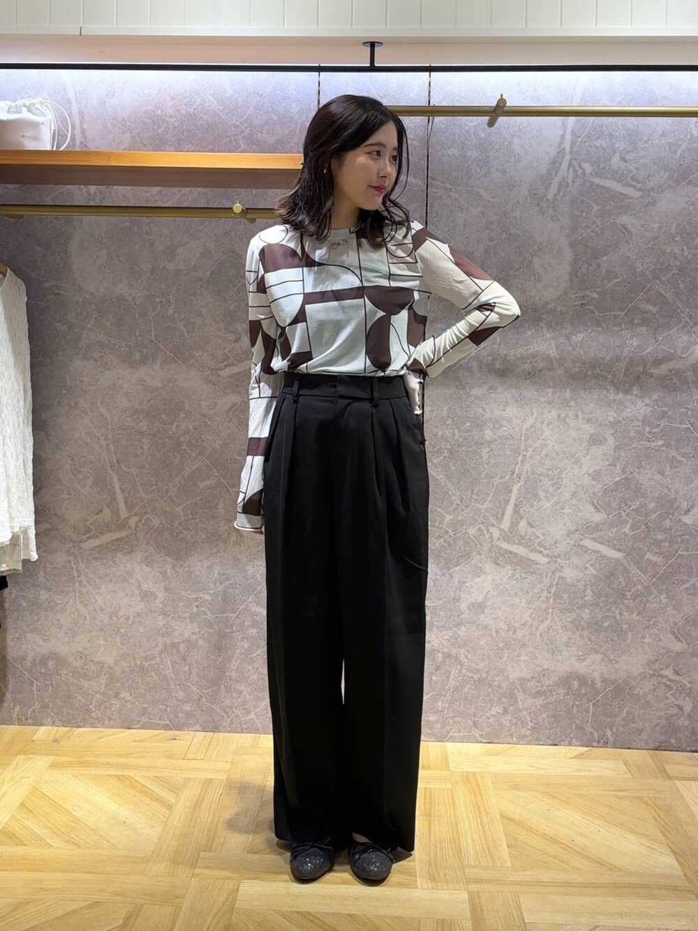 ブラック系のスラックス、ブラック系のTシャツ/カットソー、シルバー系のバレッタ/ヘアクリップを着用したレディースの秋コーディネートの2枚目の写真