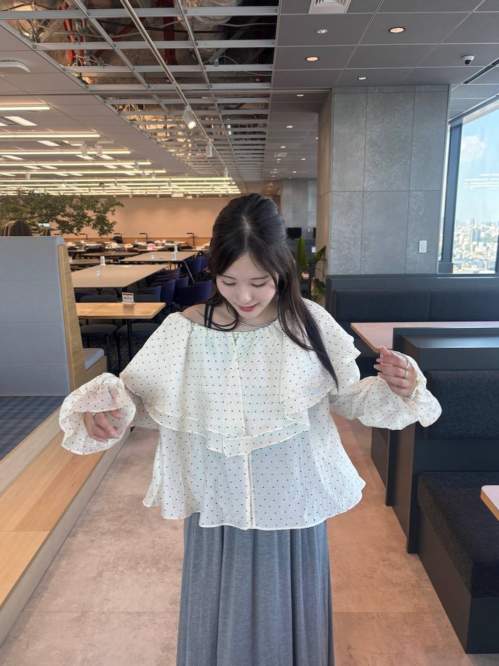 ブラウン系のサンダル、グレー系のスカート、グレー系のチョーカーを着用したレディースの秋コーディネートの3枚目の写真