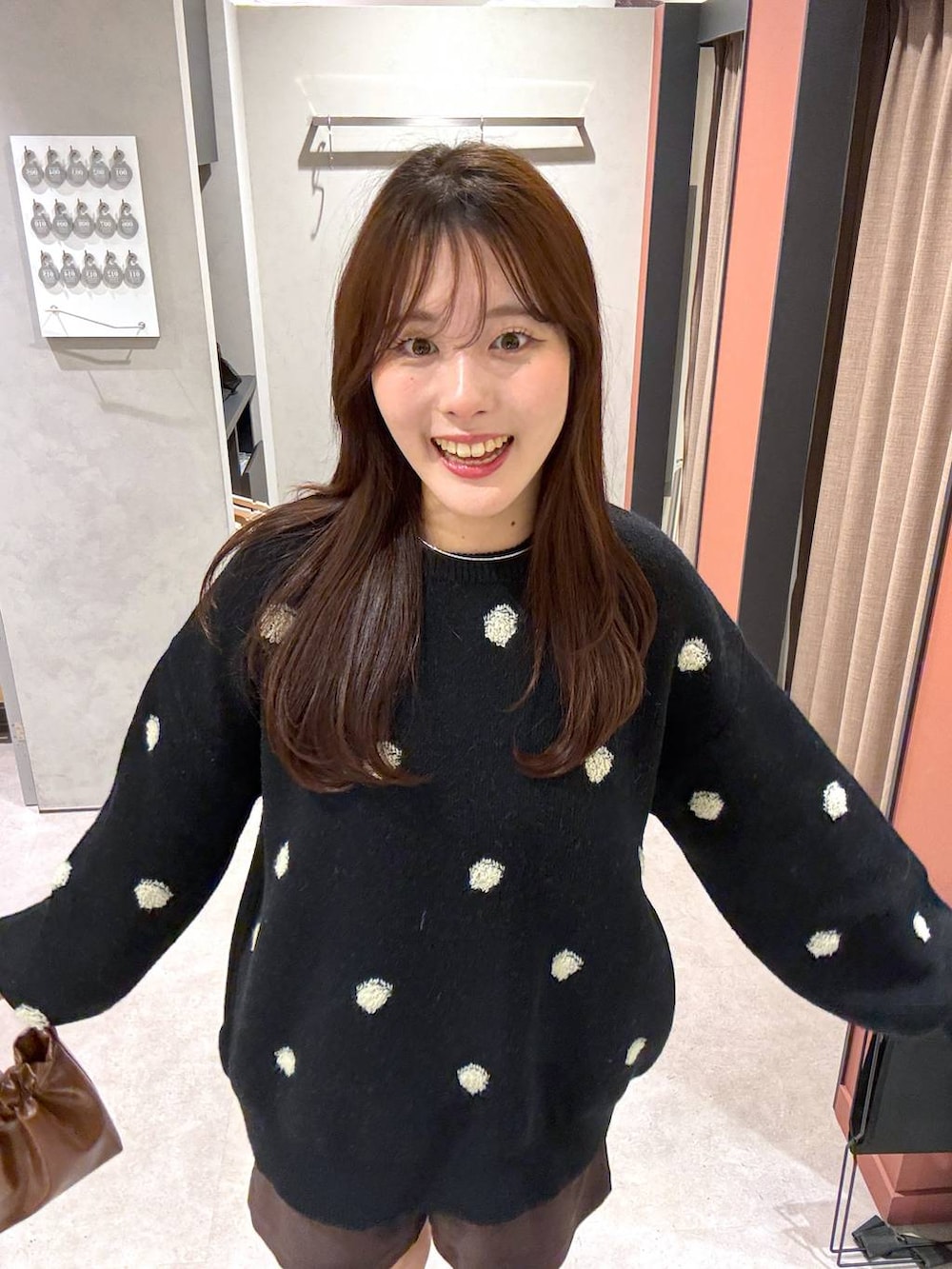 ブラック系のブーツ、ブラウン系のその他パンツ、ブラウン系のショルダーバッグを着用したレディースの冬コーディネートの3枚目の写真