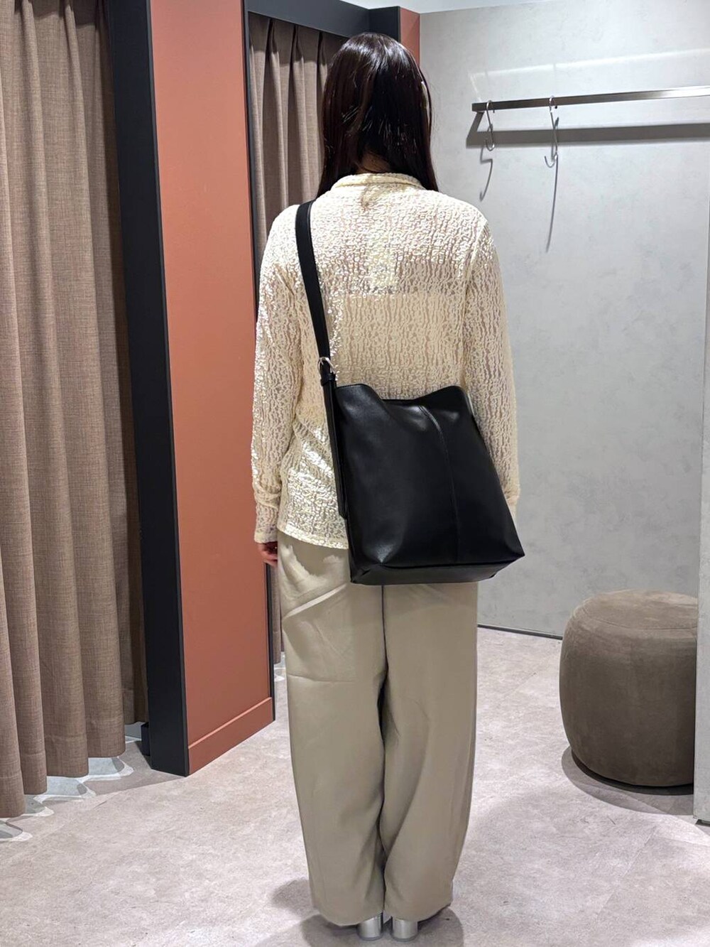 シルバー系のサンダル、ベージュ系のその他パンツ、ホワイト系のTシャツ/カットソーを着用したレディースの夏コーディネートの3枚目の写真