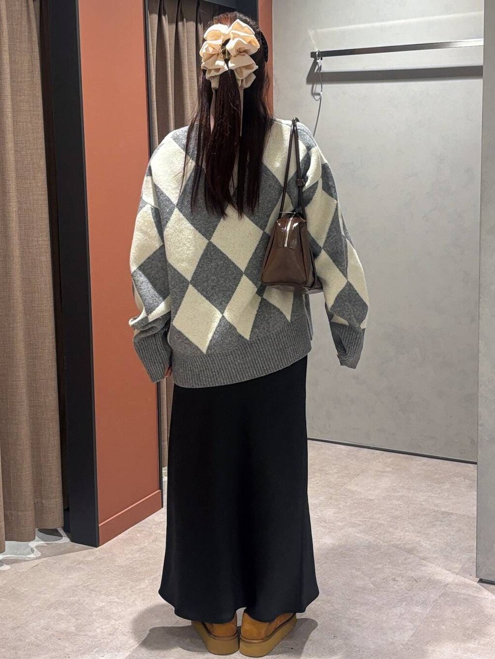 ブラック系のスカート、グレー系のニット/セーター、ブラウン系のその他シューズを着用したレディースの秋コーディネートの3枚目の写真