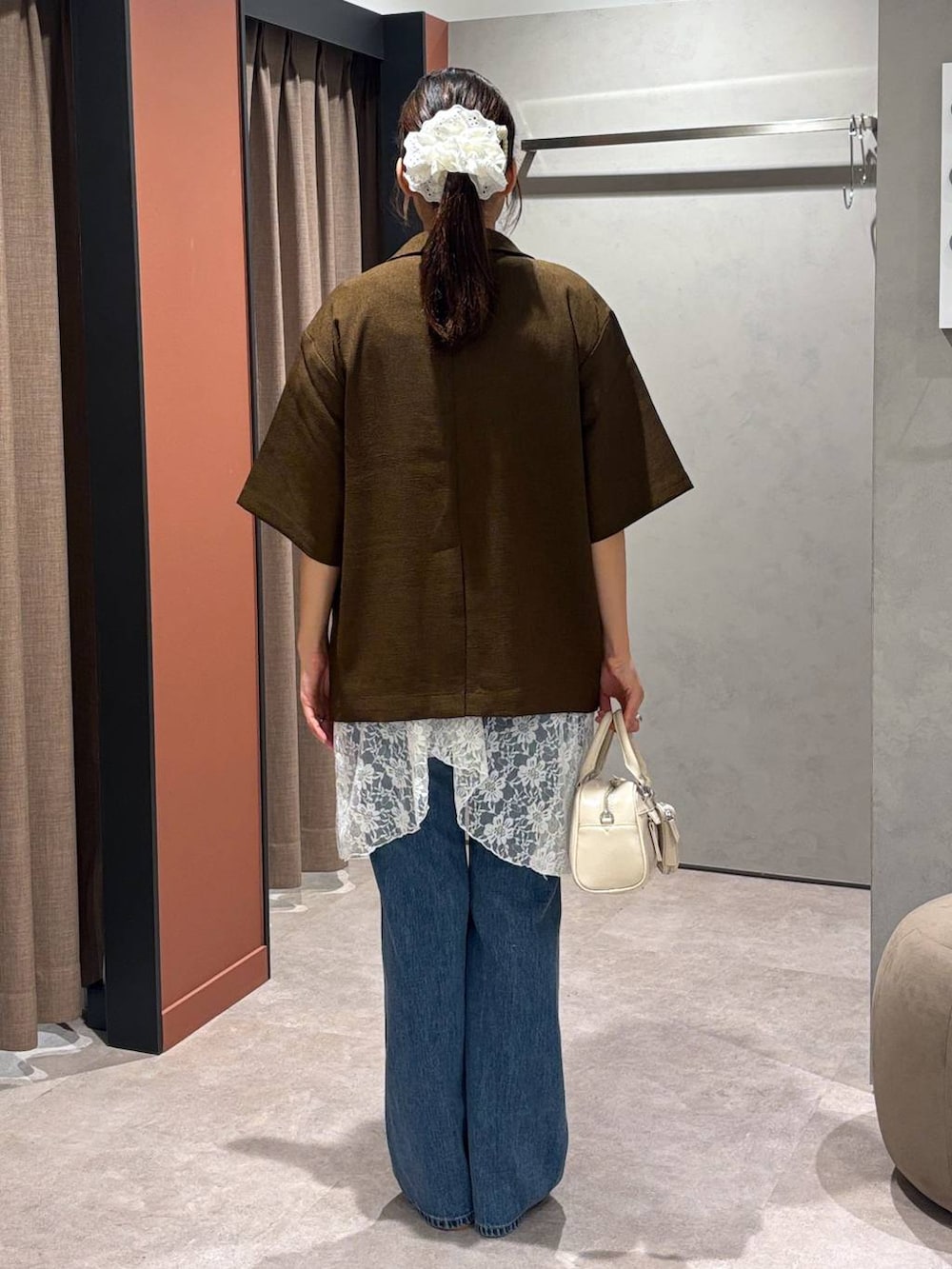 ブラウン系のテーラードジャケット、グレー系のTシャツ/カットソー、ホワイト系のショルダーバッグを着用したレディースの夏コーディネートの3枚目の写真