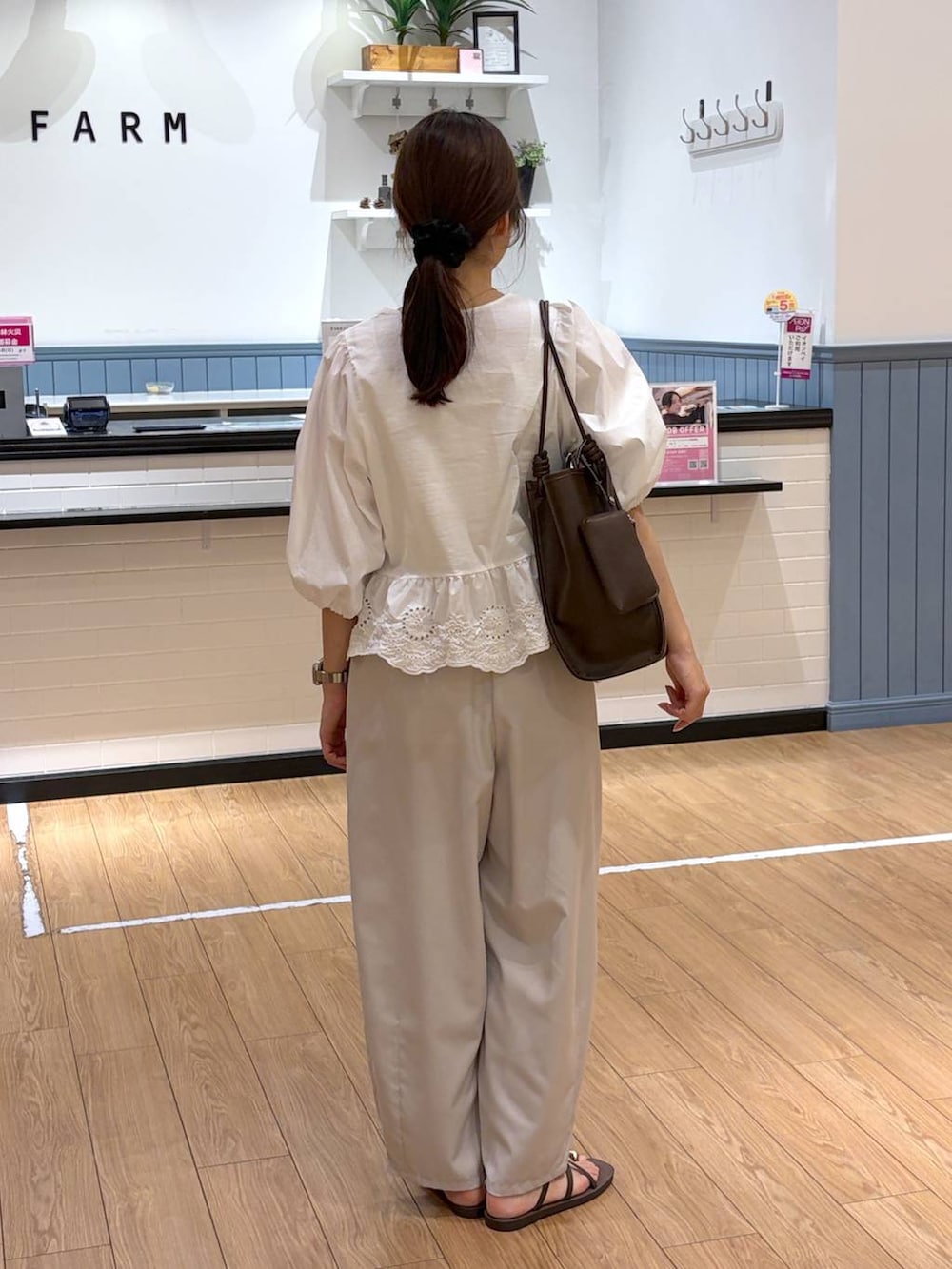 ブラウン系のその他パンツ、ホワイト系のサンダル、ホワイト系のシャツ/ブラウスを着用したレディースの夏コーディネートの2枚目の写真