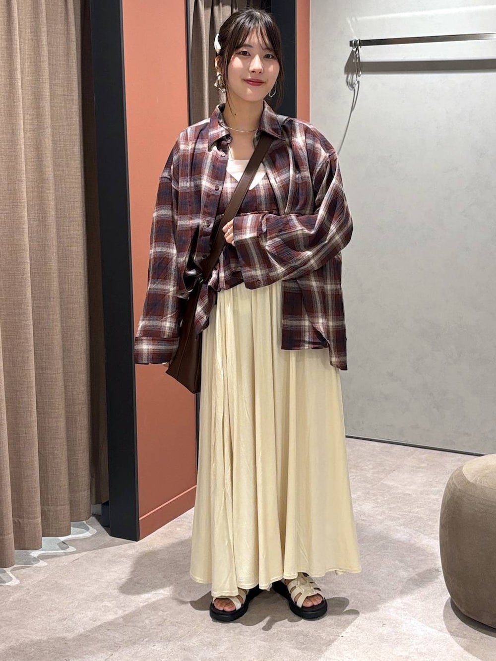 ホワイト系のサンダル、ホワイト系のスカート、レッド系のキャミソールを着用したレディースの夏コーディネートの4枚目の写真