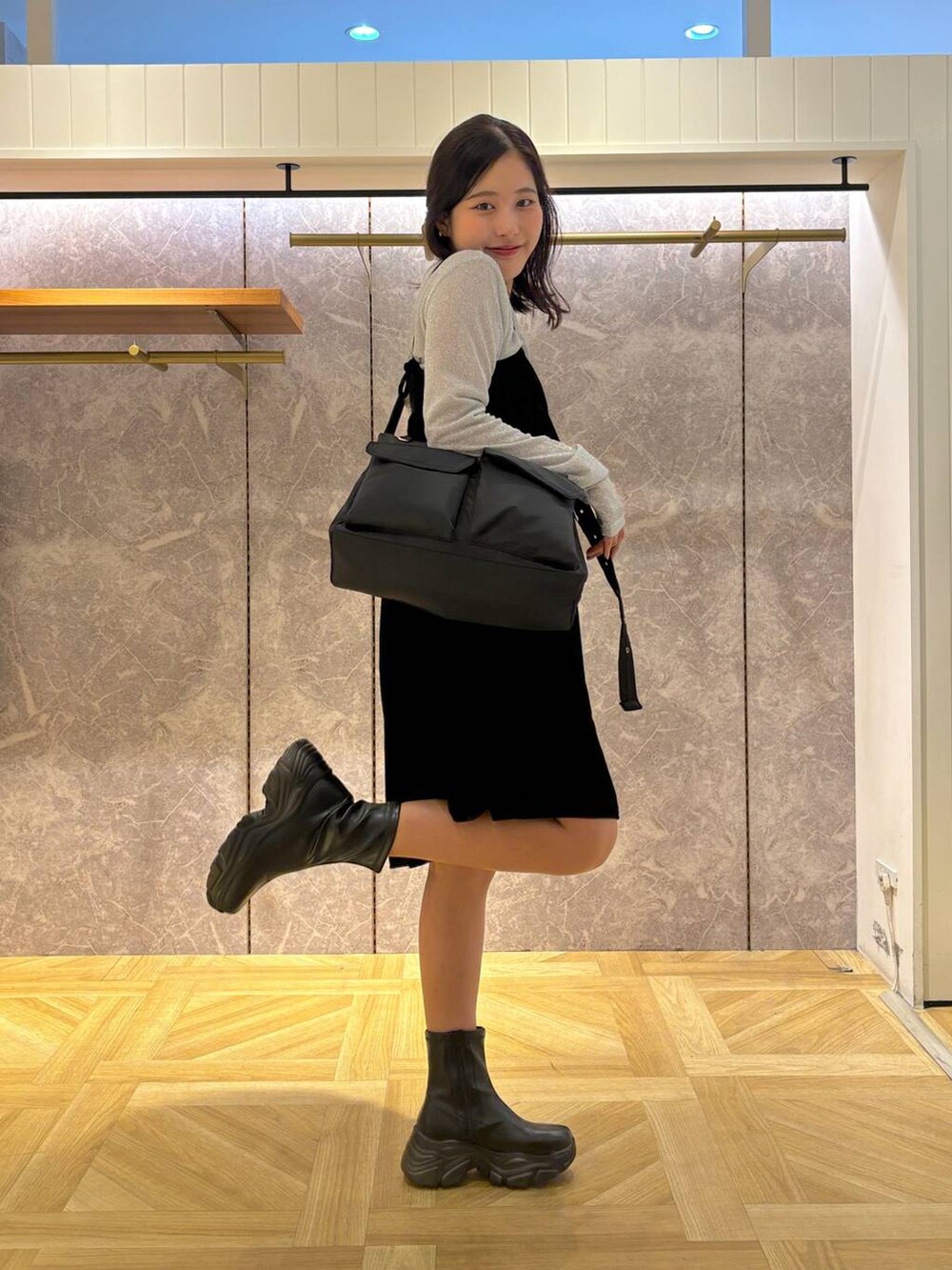 「きれいめ、高見え、カジュアル、ローリーズスタイル_LOWRYS FARM、大人女子カジュアル_LOWRYS FARM、大人カジュアル」|「LOWRYS FARMのストレッチスニーカーブーツ 133385(ブーツ、ブラック系)」を使った、futabaさん(レディース・160cm)の秋コーディネートの2枚目の写真