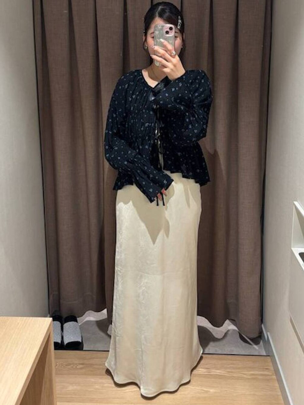 その他のシャツ/ブラウス、ホワイト系のスカートを着用したレディースの春コーディネートの2枚目の写真