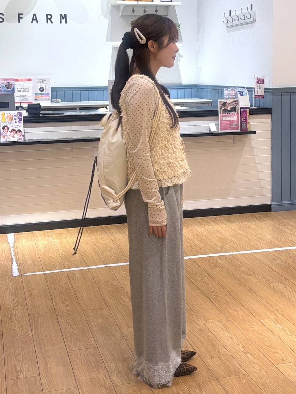 ブラウン系のパンプス、ホワイト系のTシャツ/カットソー、ホワイト系のベストを着用したレディースの春コーディネートの2枚目の写真