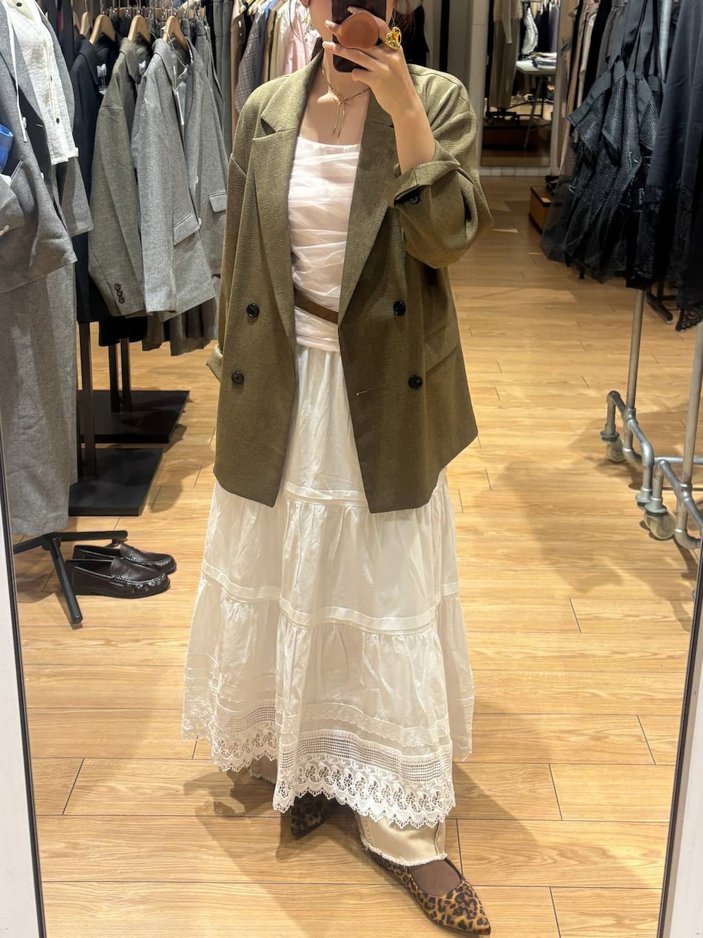 ブラウン系のパンプス、ブラウン系のその他アウター、オレンジ系のデニムパンツを着用したレディースの春コーディネートの2枚目の写真