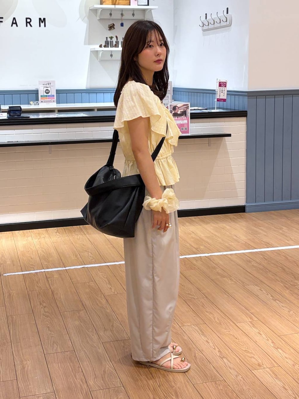 ブラウン系のその他パンツ、ブラウン系のサンダル、ブラック系のショルダーバッグを着用したレディースの夏コーディネートの3枚目の写真