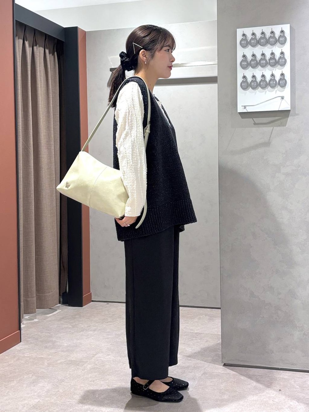 ベージュ系のTシャツ/カットソー、グレー系のスカート、その他のバレエシューズを着用したレディースの春コーディネートの3枚目の写真