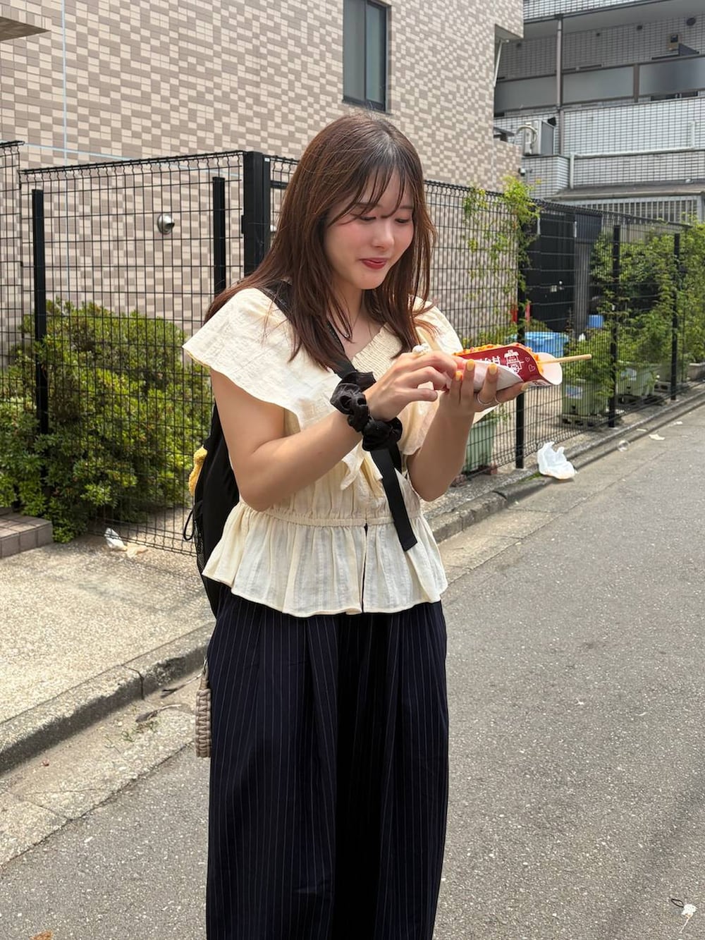 ブルー系のその他パンツ、ベージュ系のシャツ/ブラウスを着用したレディースの夏コーディネートの2枚目の写真