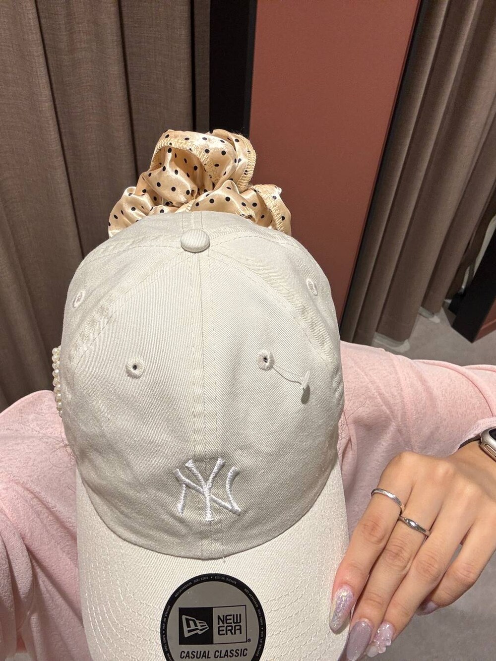 ブラック系のスウェットパンツ、ピンク系のTシャツ/カットソー、ホワイト系のキャップを着用したレディースの夏コーディネートの3枚目の写真