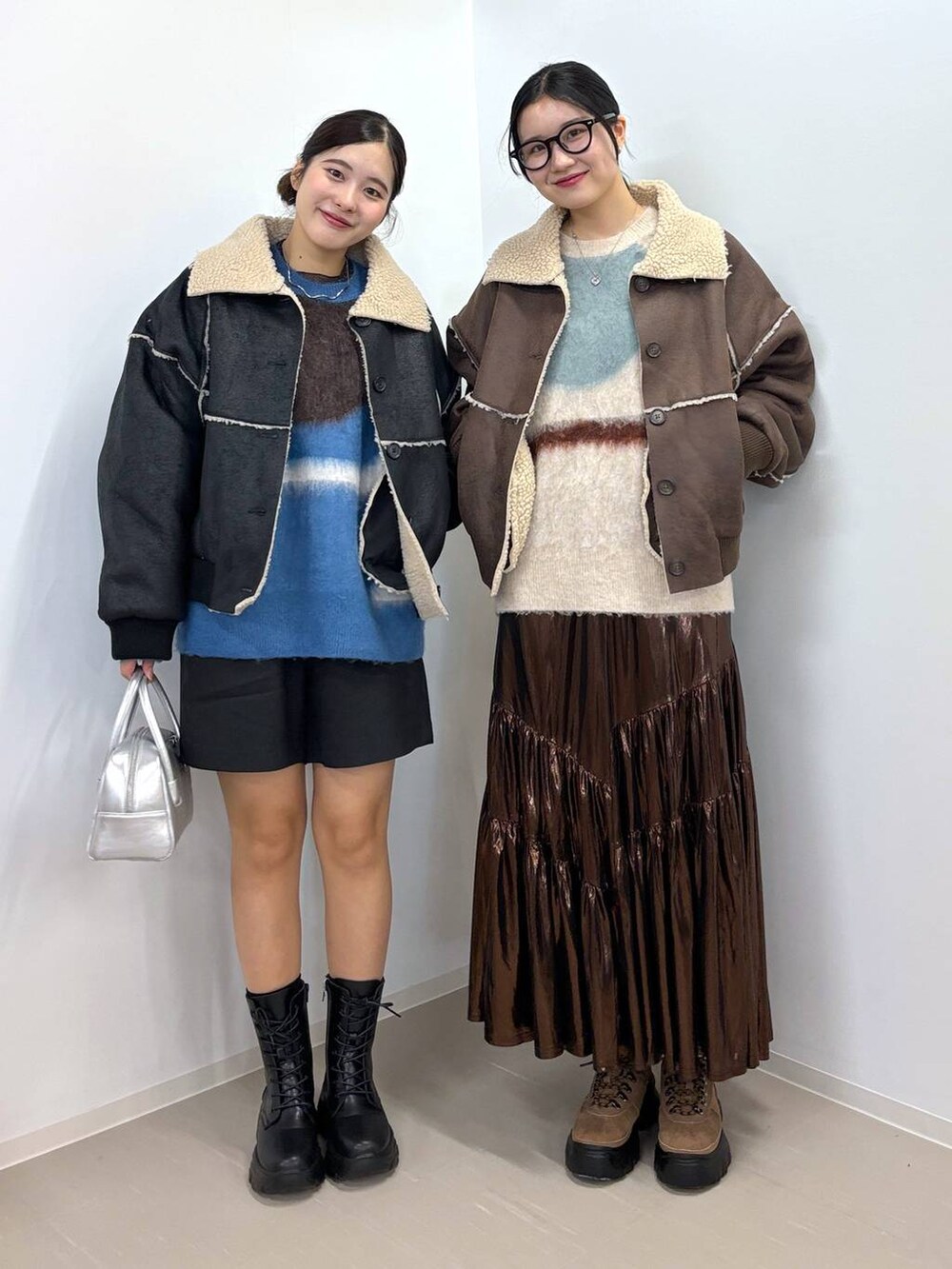 ブラック系のブルゾン、ブラウン系のブルゾン、ホワイト系のニット/セーターを着用したレディースの冬コーディネートの3枚目の写真