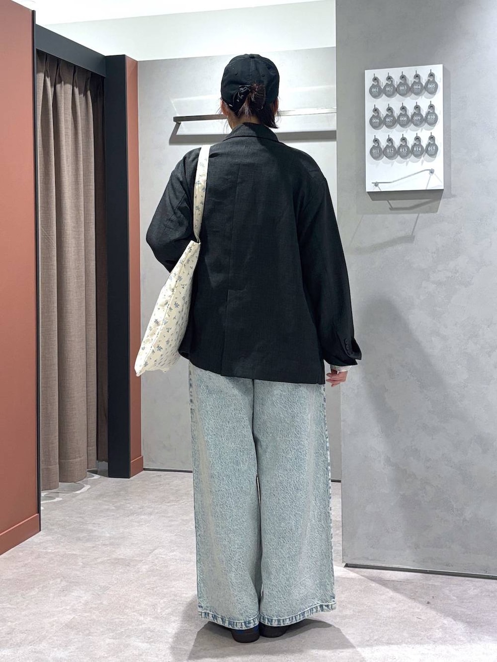 ベージュ系のTシャツ/カットソー、ブルー系のサロペット/オーバーオール、グレー系のテーラードジャケットを着用したレディースの冬コーディネートの4枚目の写真