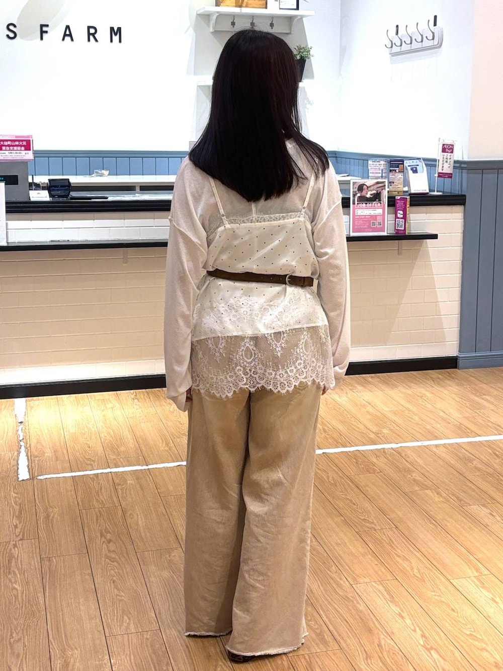 ホワイト系のTシャツ/カットソー、ブラウン系のパンプス、オレンジ系のデニムパンツを着用したレディースの春コーディネートの3枚目の写真