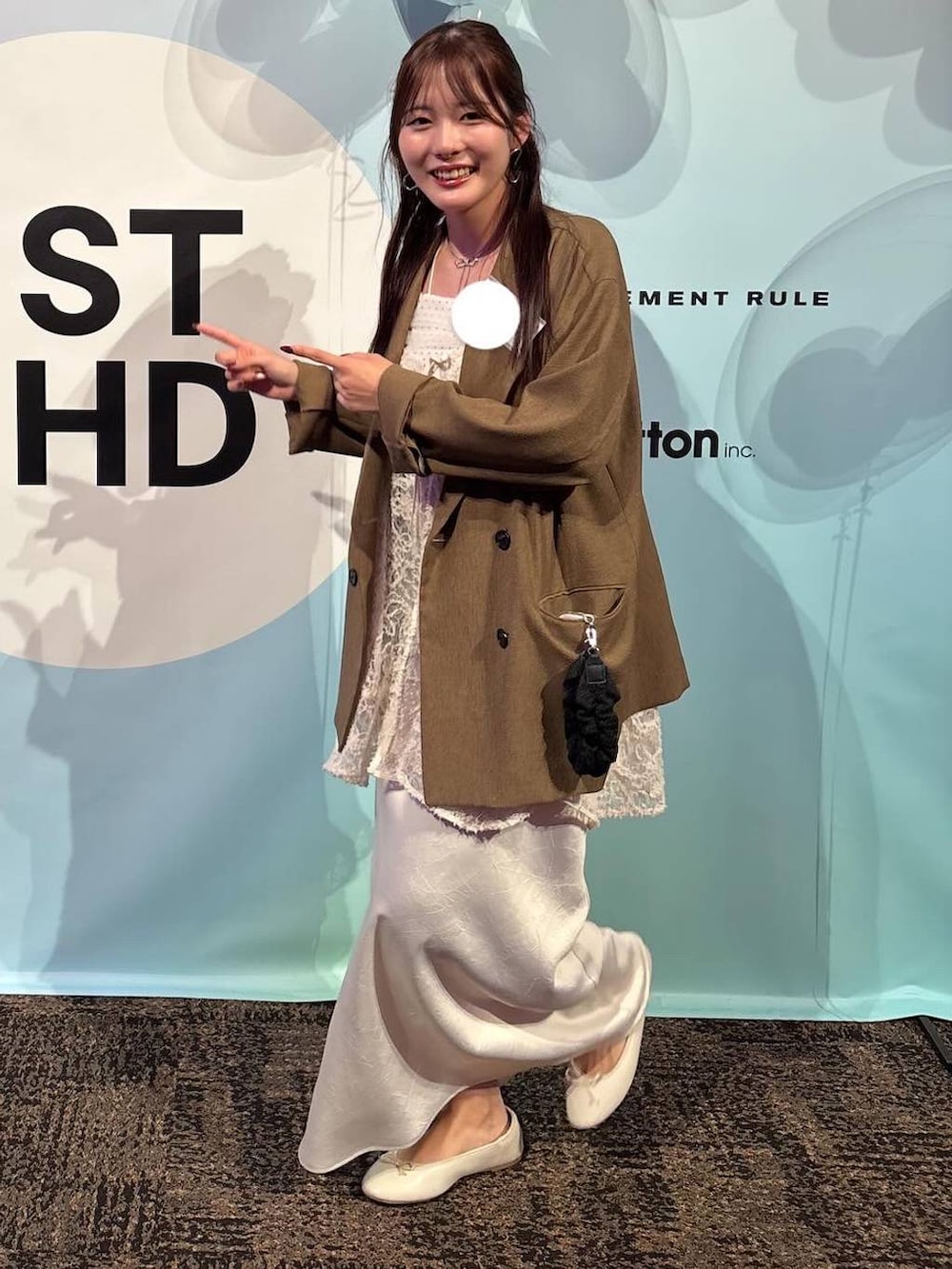 ホワイト系のスカート、ホワイト系のワンピース、ブラウン系のテーラードジャケットを着用したレディースの秋コーディネートの2枚目の写真