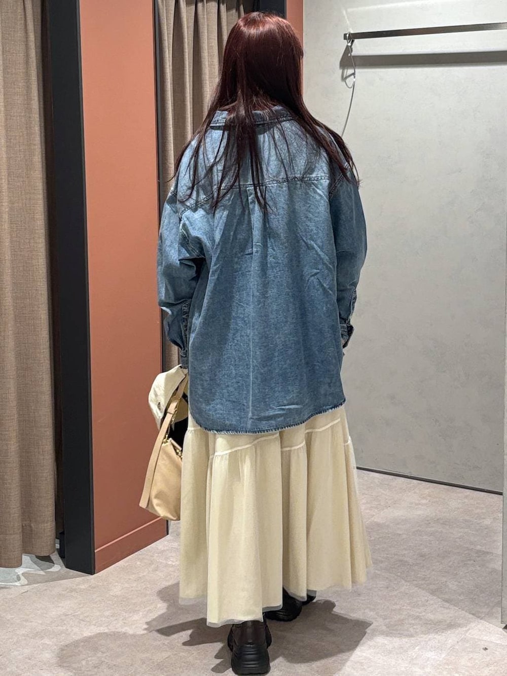 ブルー系のシャツ/ブラウス、ベージュ系のショルダーバッグ、ブラウン系のローファーを着用したレディースの冬コーディネートの3枚目の写真