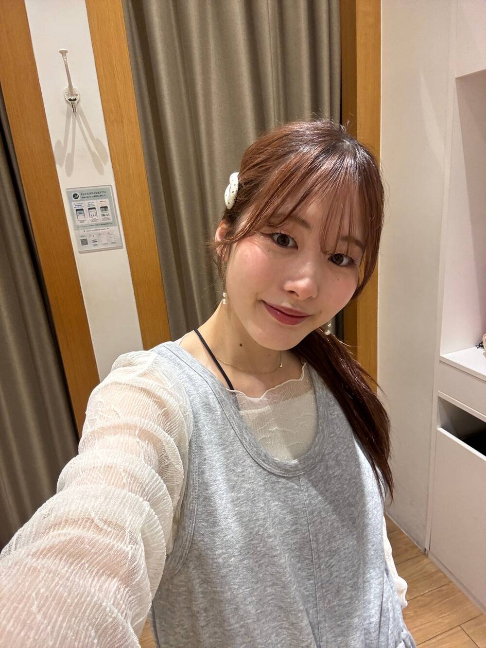 ホワイト系のTシャツ/カットソー、グレー系のサロペット/オーバーオールを着用したレディースの春コーディネートの2枚目の写真