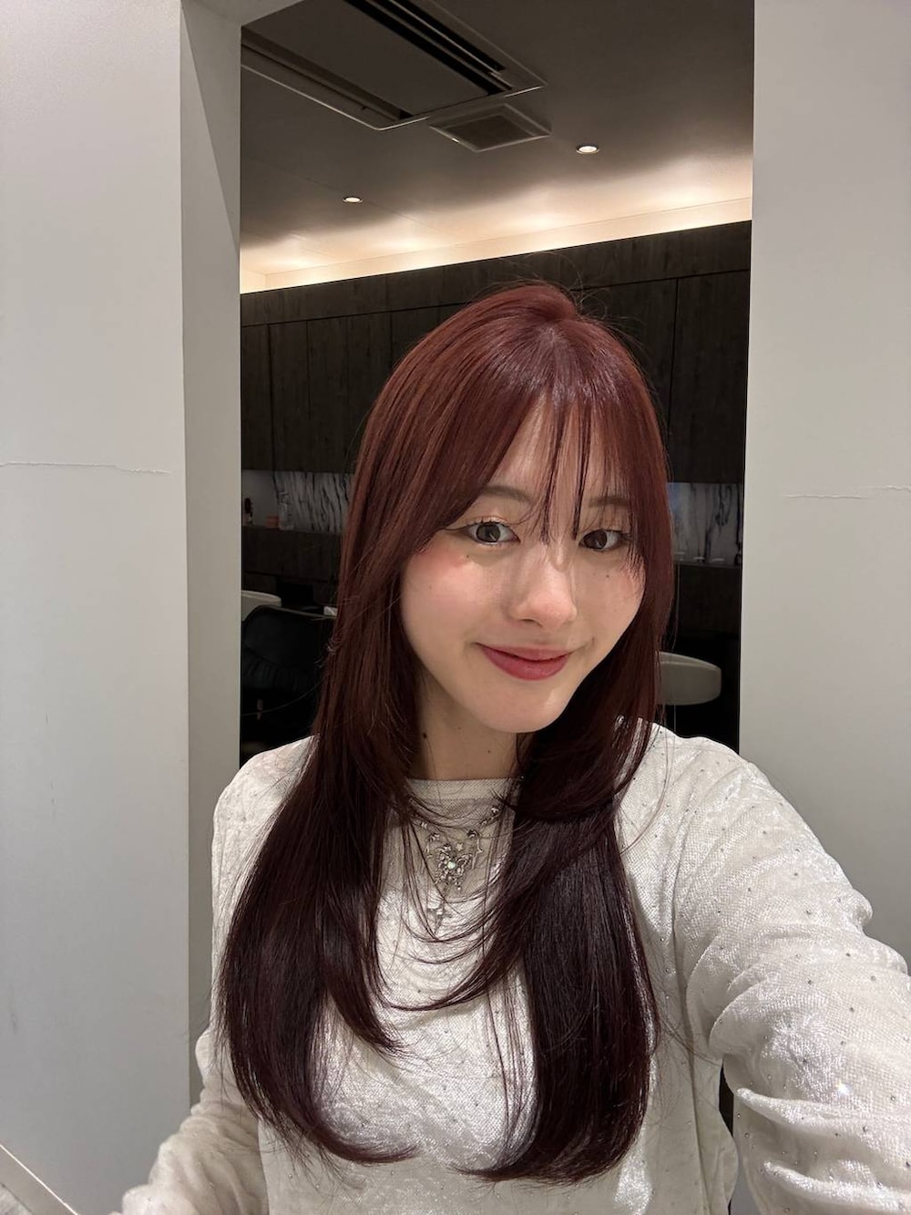 ホワイト系のTシャツ/カットソーを着用したレディースの冬コーディネートの2枚目の写真