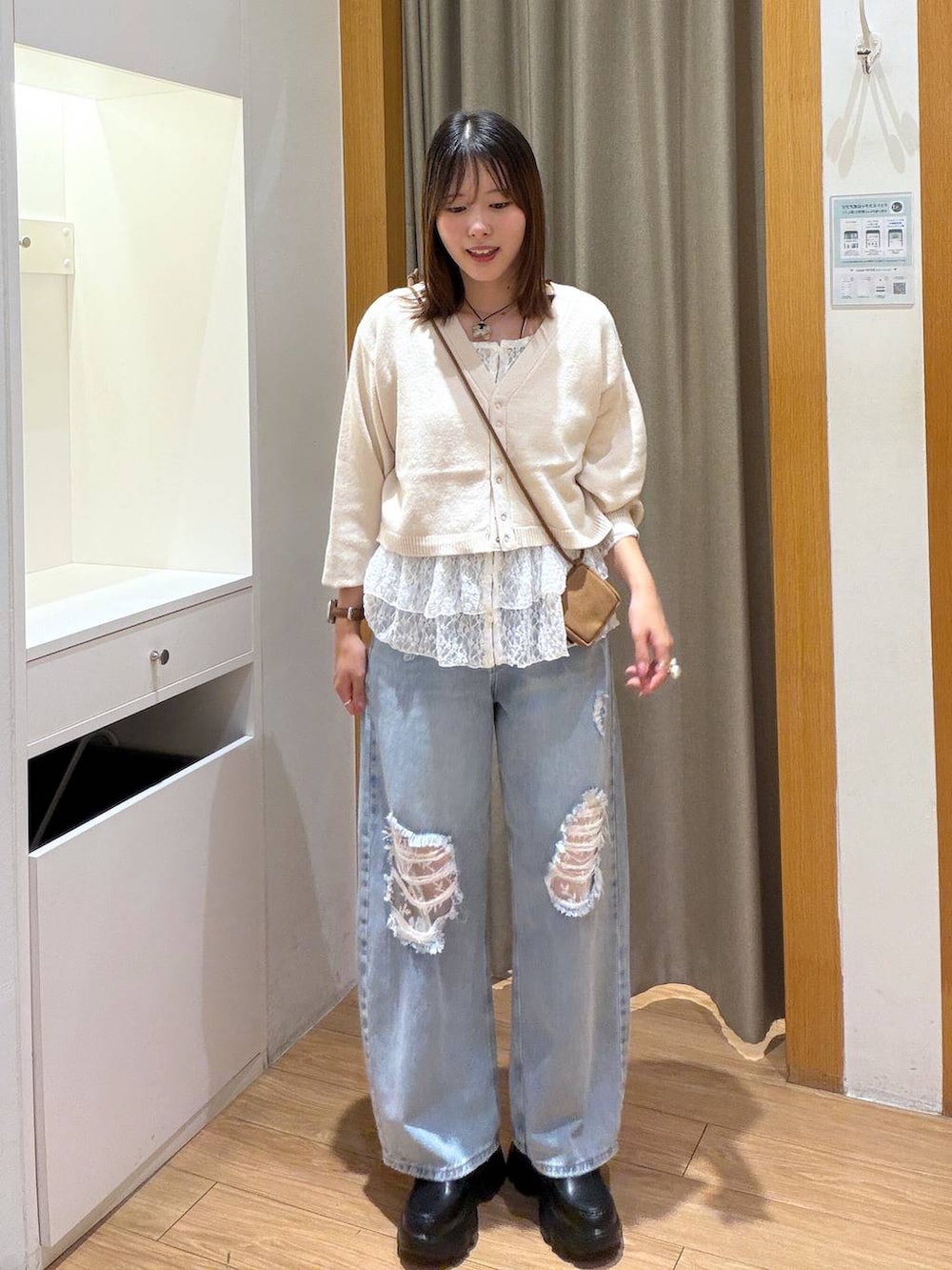 ブラウン系のボディバッグ/ウエストポーチ、ホワイト系のカーディガン/ボレロ、ホワイト系のTシャツ/カットソーを着用したレディースの秋コーディネートの4枚目の写真