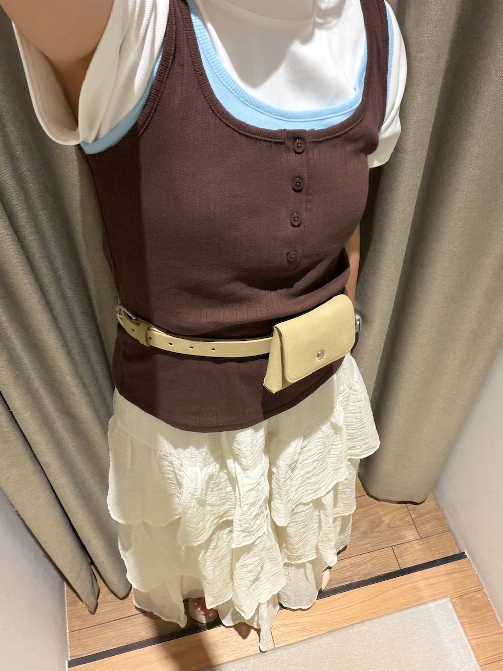 ホワイト系のTシャツ/カットソー、ホワイト系のサンダル、ブラウン系のタンクトップを着用したレディースの夏コーディネートの2枚目の写真