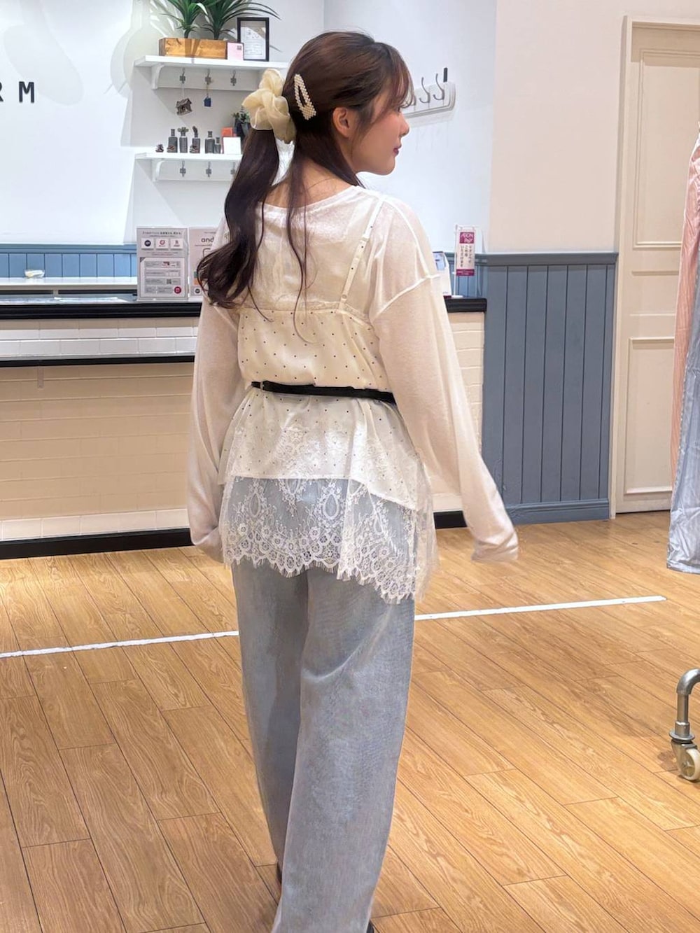 ホワイト系のTシャツ/カットソー、ブルー系のデニムパンツ、ブラック系のサンダルを着用したレディースの春コーディネートの3枚目の写真
