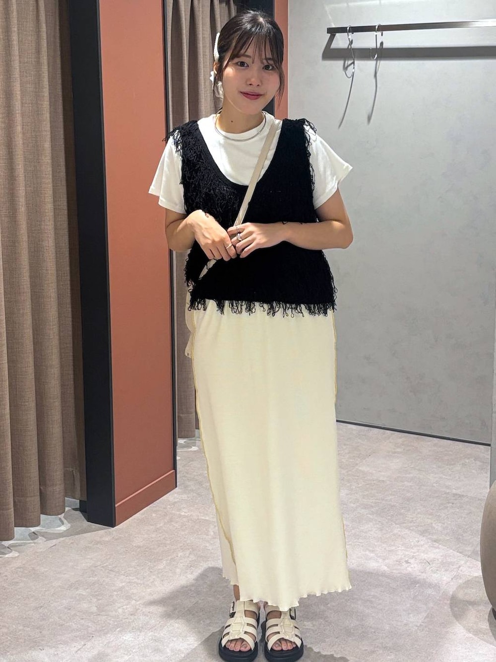 「きれいめ、高見え、カジュアル、ローリーズスタイル_LOWRYS FARM、大人女子カジュアル_LOWRYS FARM、モテ、大人カジュアル」｜「LOWRYS FARMのフライスチビＴシャツＳＳ 111954（Tシャツ/カットソー、ホワイト系）」を使った、futabaさん（レディース・160cm）の夏コーディネートの5枚目の写真