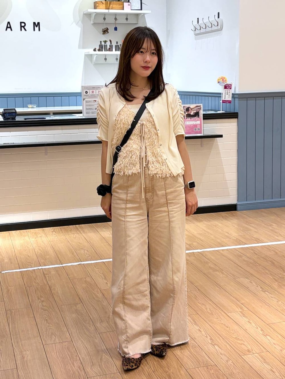 ブラウン系のパンプス、オレンジ系のデニムパンツ、ブラック系のショルダーバッグを着用したレディースの夏コーディネートの2枚目の写真