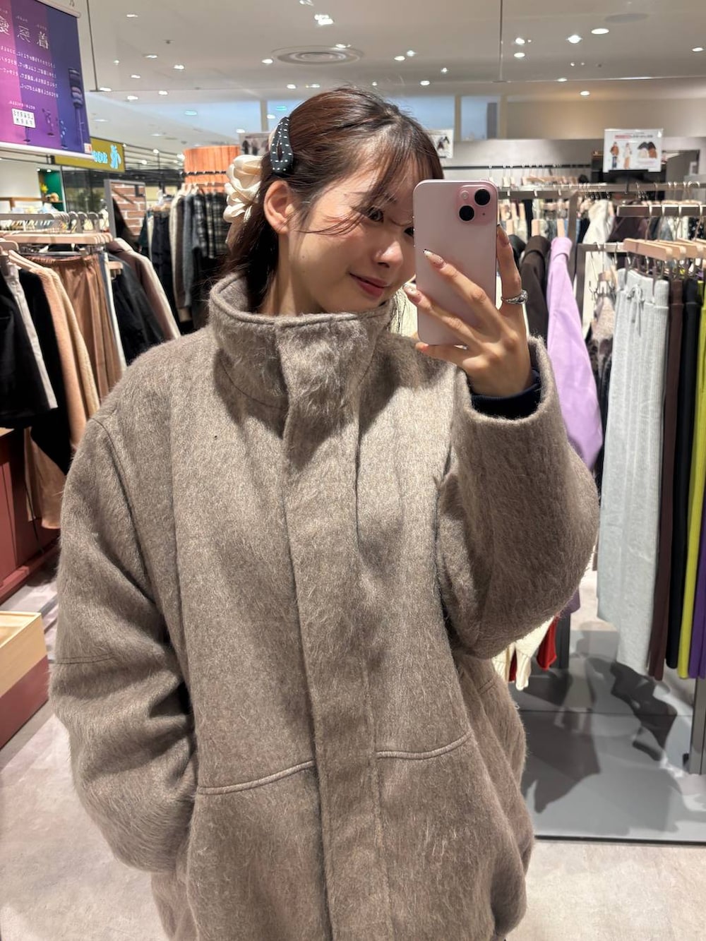 ホワイト系のその他アウターを着用したレディースの秋コーディネートの4枚目の写真