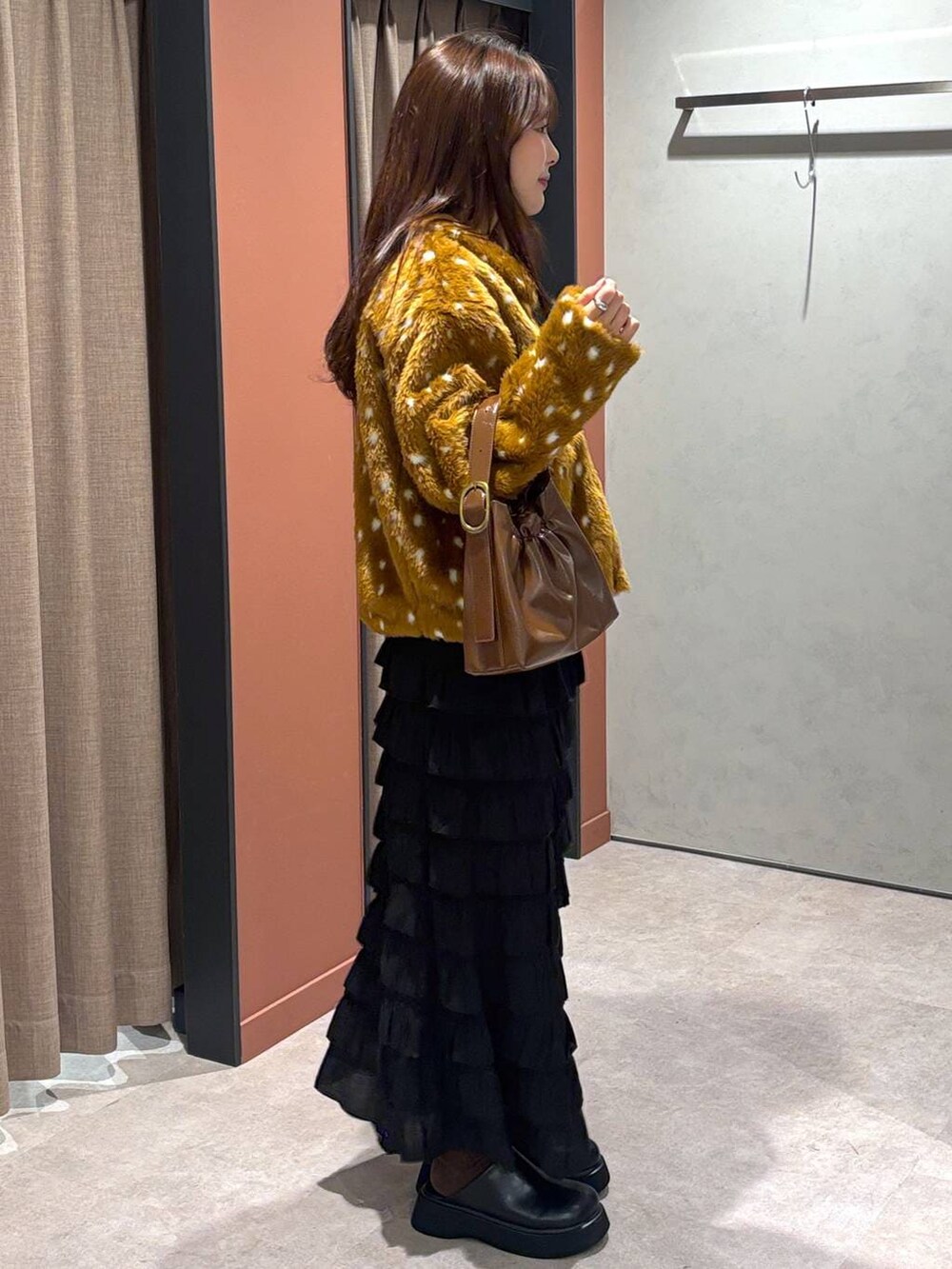 その他のブルゾン、ブラック系のスカート、ブラック系のサンダルを着用したレディースの冬コーディネートの2枚目の写真