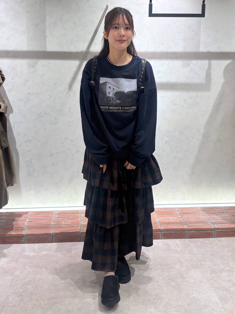 ブラック系のその他シューズ、ブラウン系のスカート、ブラック系のショルダーバッグを着用したレディースの冬コーディネートの4枚目の写真