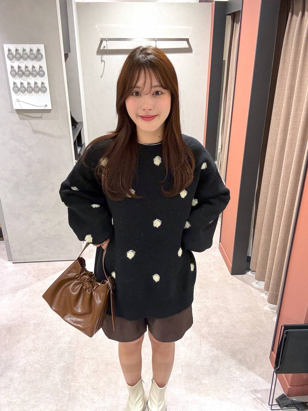 ブラック系のブーツ、ブラウン系のその他パンツ、ブラウン系のショルダーバッグを着用したレディースの冬コーディネートの2枚目の写真