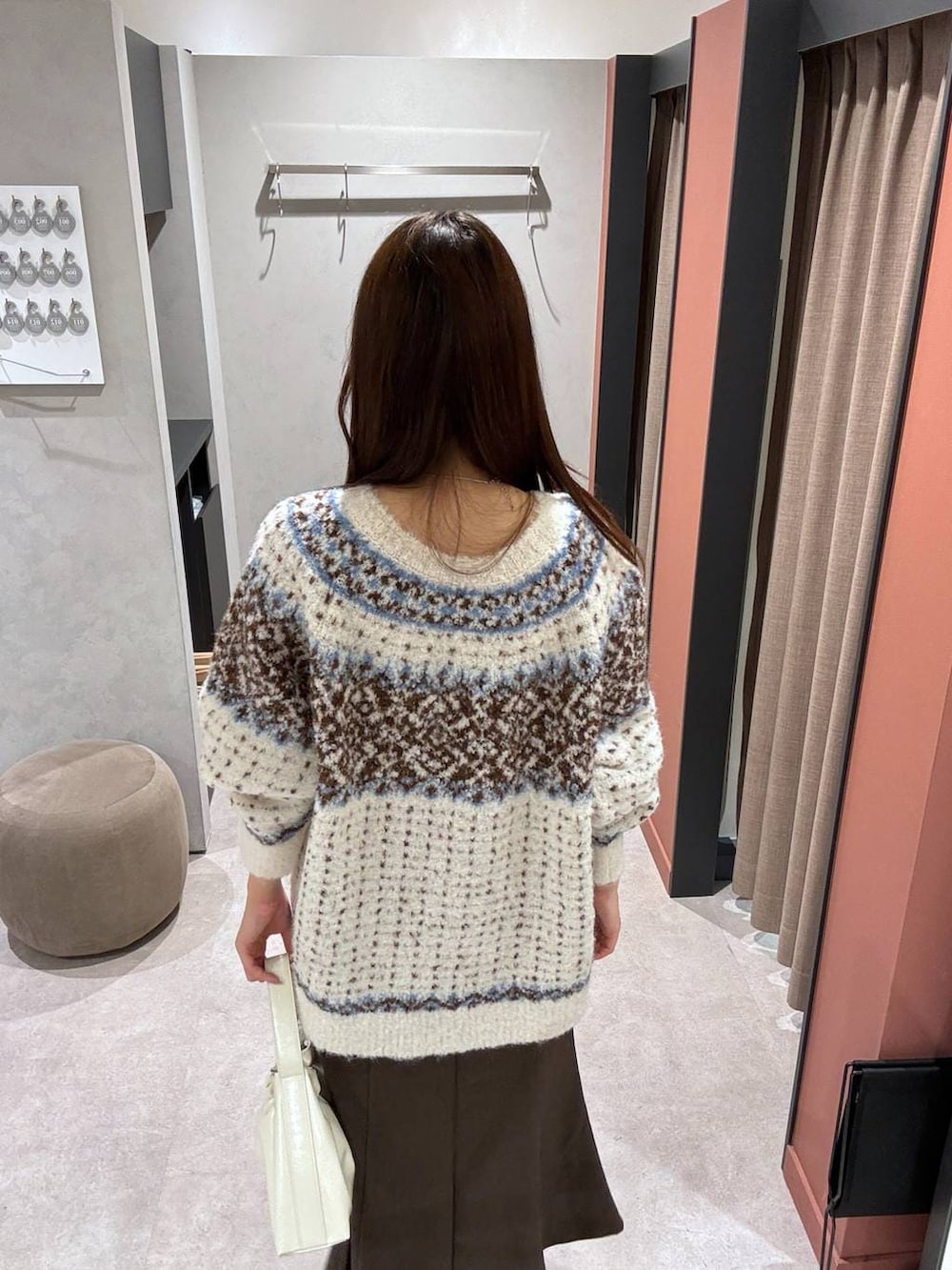 ホワイト系のショルダーバッグ、ホワイト系のニット/セーターを着用したレディースの冬コーディネートの4枚目の写真