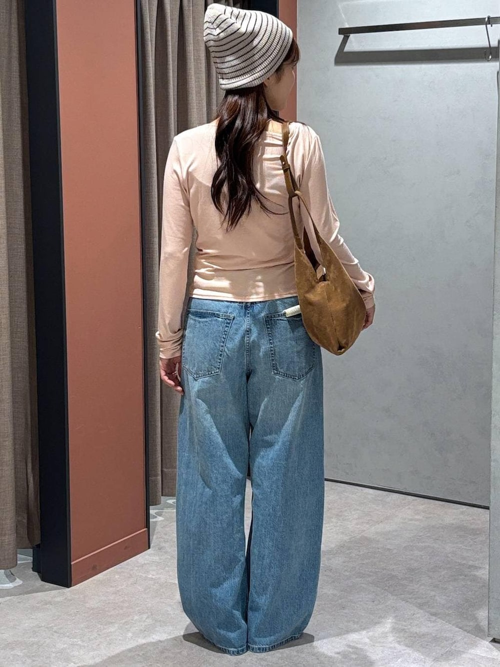 ブルー系のデニムパンツ、ブラック系のローファー、ピンク系のTシャツ/カットソーを着用したレディースの春コーディネートの3枚目の写真