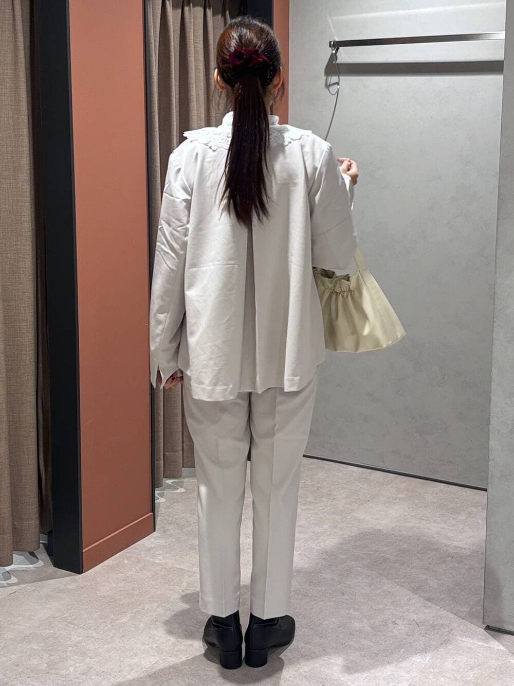 ホワイト系のショルダーバッグ、ホワイト系のテーラードジャケット、ホワイト系のその他パンツを着用したレディースの冬コーディネートの3枚目の写真