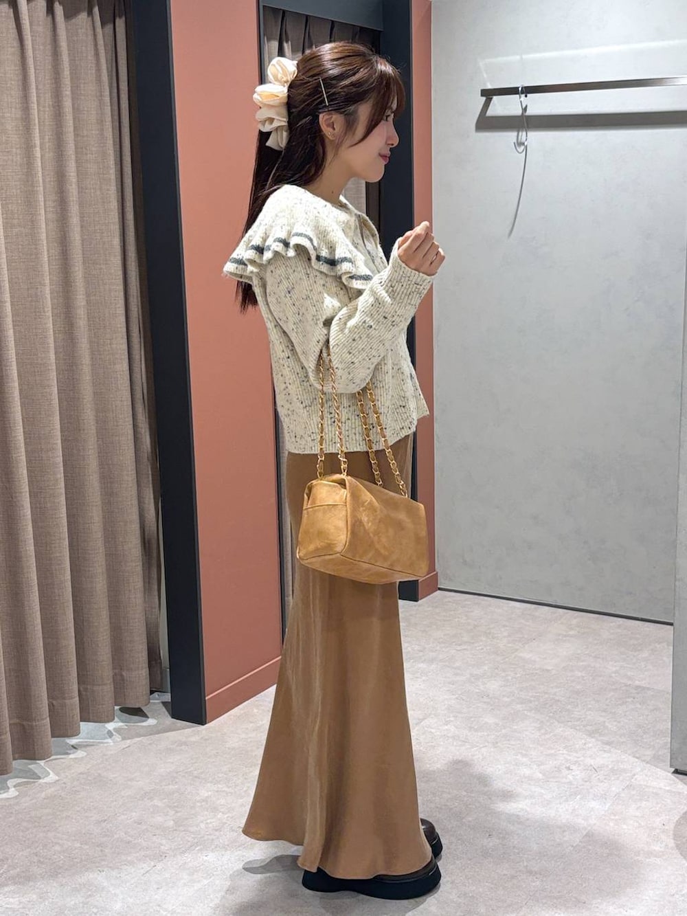 ブラウン系のサンダル、ブラウン系のスカート、ベージュ系のニット/セーターを着用したレディースの秋コーディネートの2枚目の写真