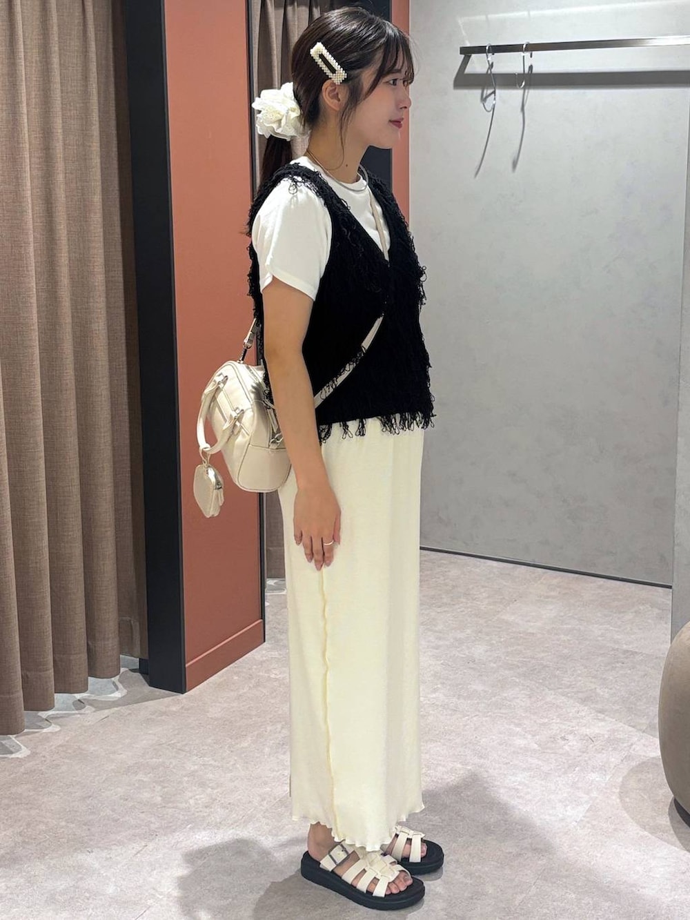 「きれいめ、高見え、カジュアル、ローリーズスタイル_LOWRYS FARM、大人女子カジュアル_LOWRYS FARM、モテ、大人カジュアル」｜「LOWRYS FARMのフライスチビＴシャツＳＳ 111954（Tシャツ/カットソー、ホワイト系）」を使った、futabaさん（レディース・160cm）の夏コーディネートの2枚目の写真