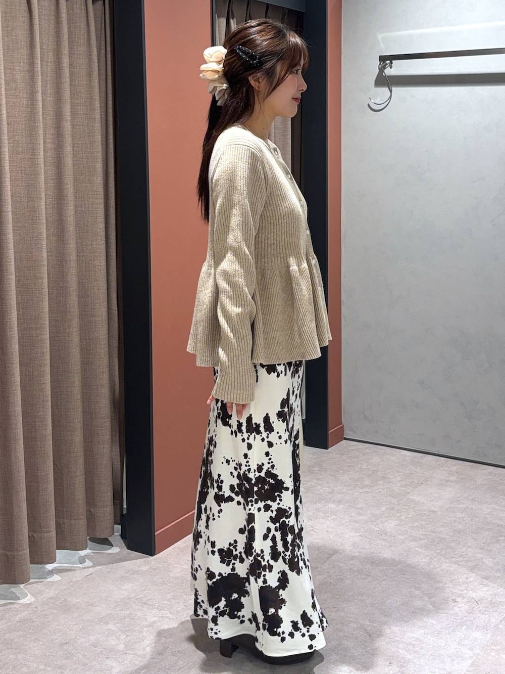 その他のスカート、ブラウン系のブーツ、ホワイト系のショルダーバッグを着用したレディースの秋コーディネートの2枚目の写真