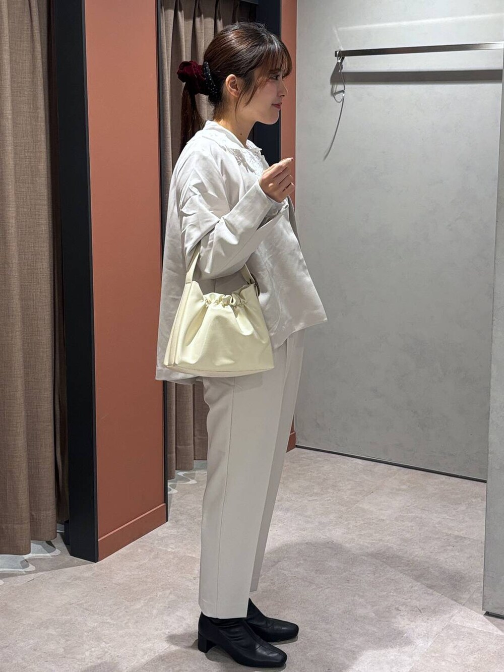 ホワイト系のショルダーバッグ、ホワイト系のテーラードジャケット、ホワイト系のその他パンツを着用したレディースの冬コーディネートの2枚目の写真