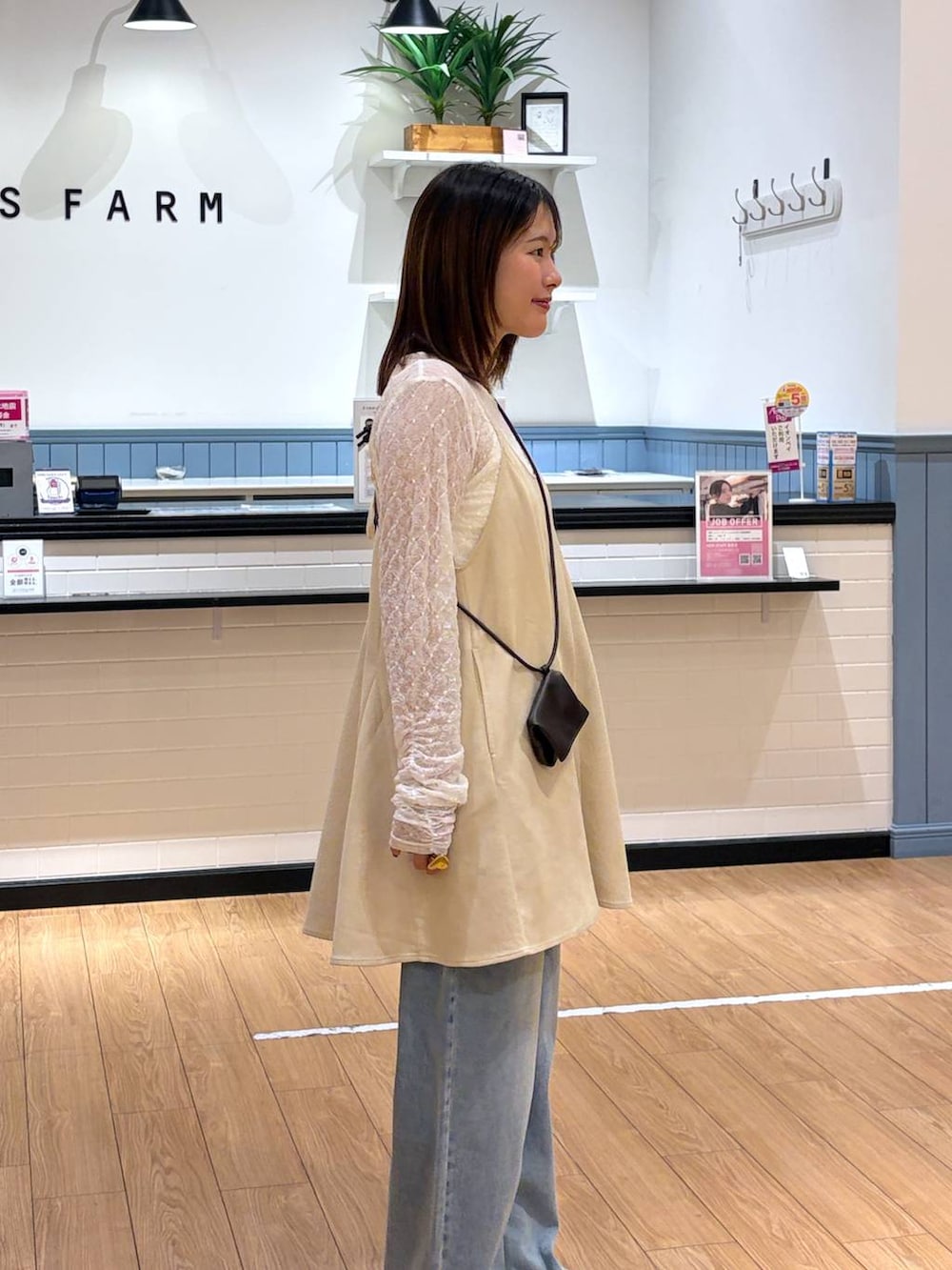 ホワイト系のスカート、ブラウン系のバレエシューズ、ホワイト系のTシャツ/カットソーを着用したレディースの秋コーディネートの2枚目の写真