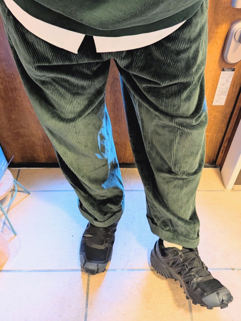 グリーン系のスウェット、グリーン系のその他パンツ、ホワイト系のシャツ/ブラウスを着用したメンズの春コーディネートの2枚目の写真