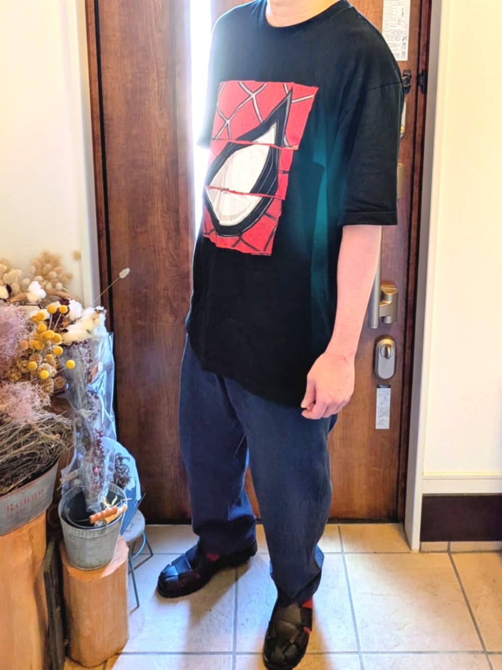 ブラック系のTシャツ/カットソー、ブラック系のその他パンツ、ブラック系のサンダルを着用したメンズの秋コーディネートの2枚目の写真