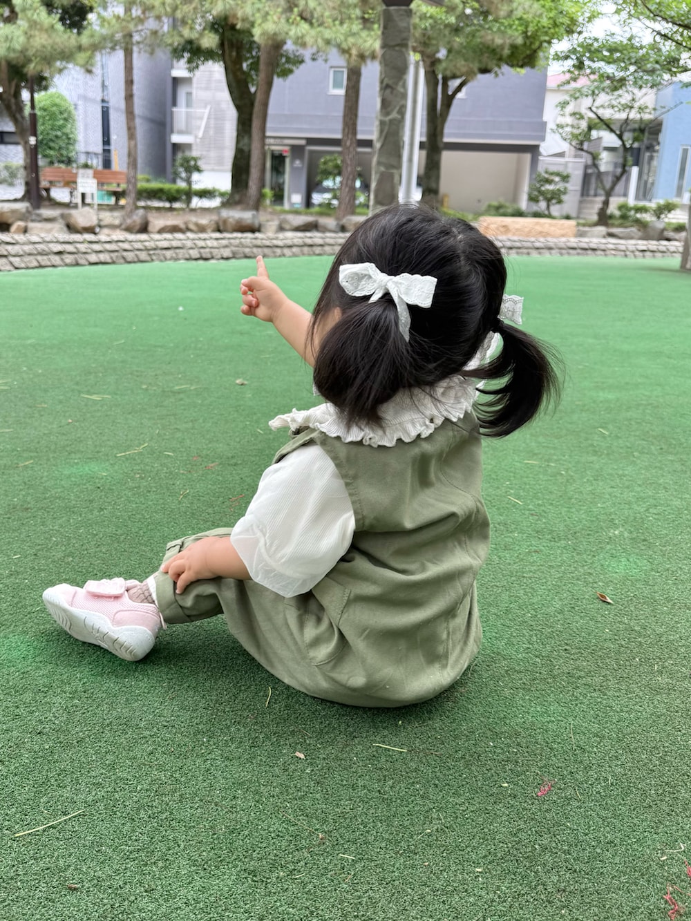 「テーマパークコーデ、キッズファッション、お出かけコーデ、スニーカー、オーバーオール、サロペット、カジュアルガーリー」｜「NEW BALANCEのnew balance ニューバランス NEW-B FIRST (NW1ST)【パカっと開く両開きベルト/脱ぎ履き簡単】ベビースニーカー ファーストシューズ 730540（スニーカー、ピンク系）」を使った、soy🍃さん（キッズ・80cm）の夏コーディネートの2枚目の写真