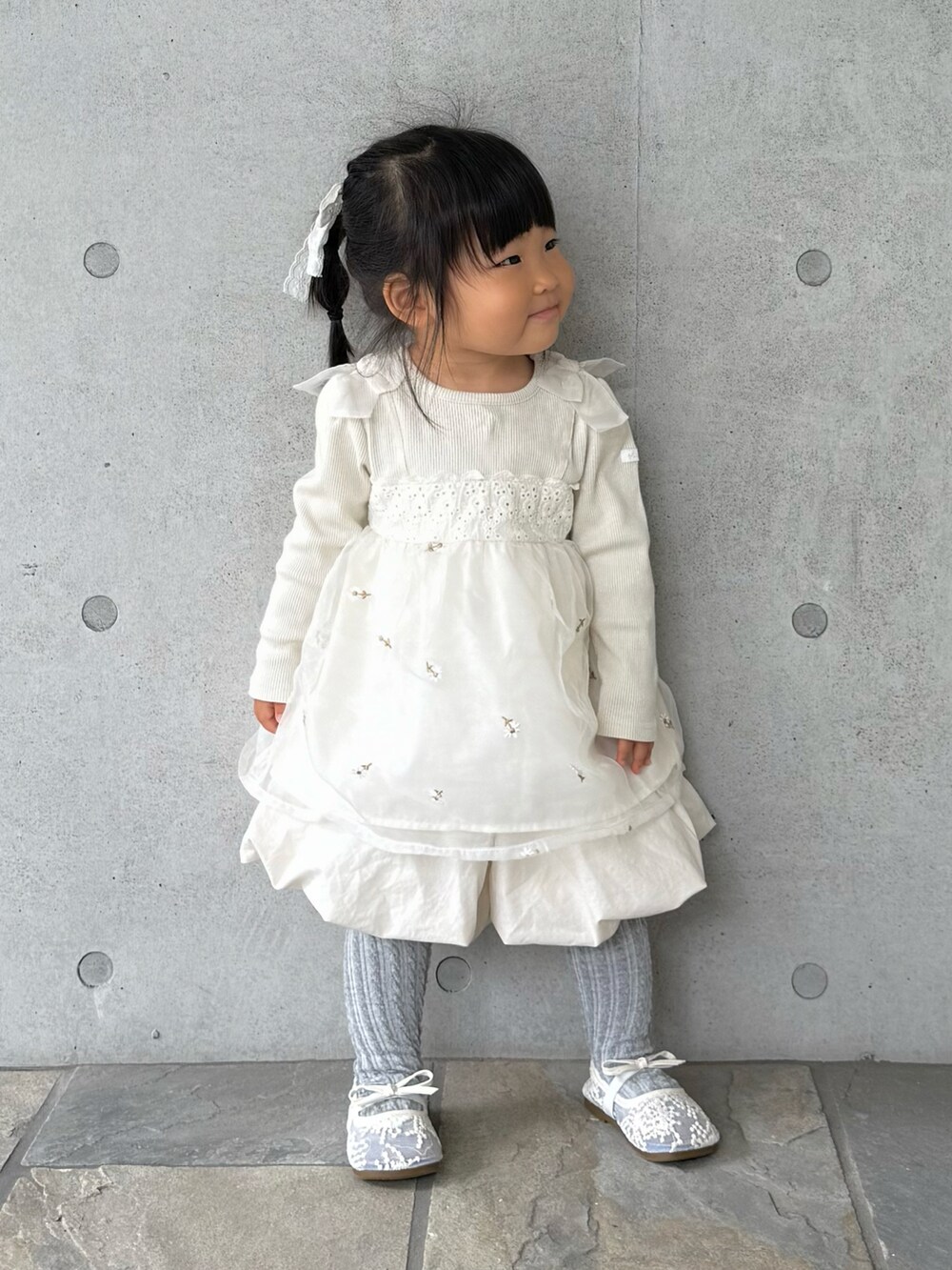 ホワイト系のTシャツ/カットソー、ホワイト系のスカートを着用したキッズの秋コーディネートの2枚目の写真
