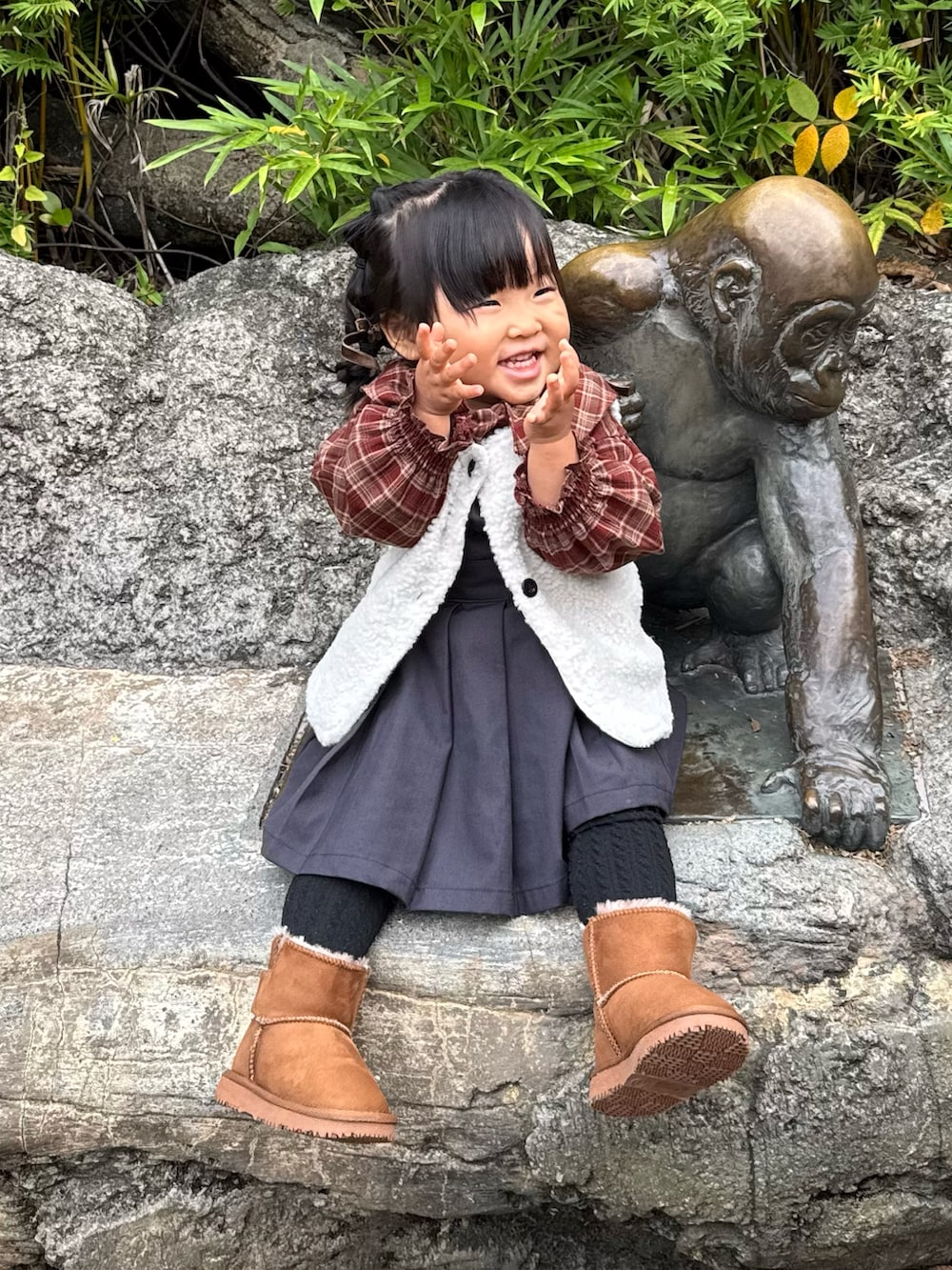 ブラウン系のシャツ/ブラウス、グレー系のジャンパースカート、イエロー系のブーツを着用したキッズの秋コーディネートの3枚目の写真