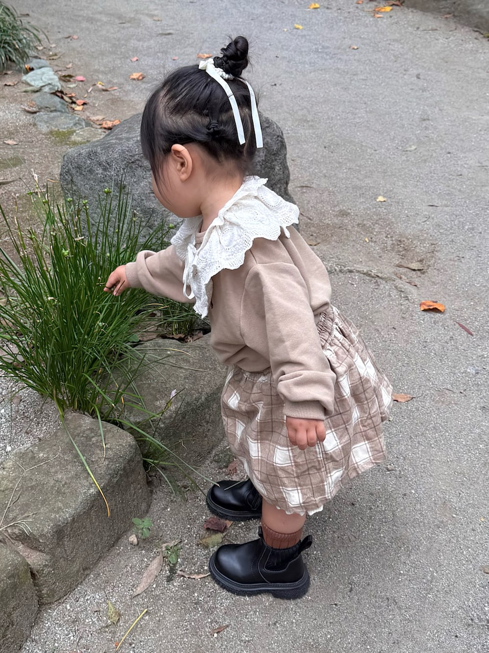 ベージュ系のスウェット、ベージュ系のスカートを着用したキッズの秋コーディネートの5枚目の写真