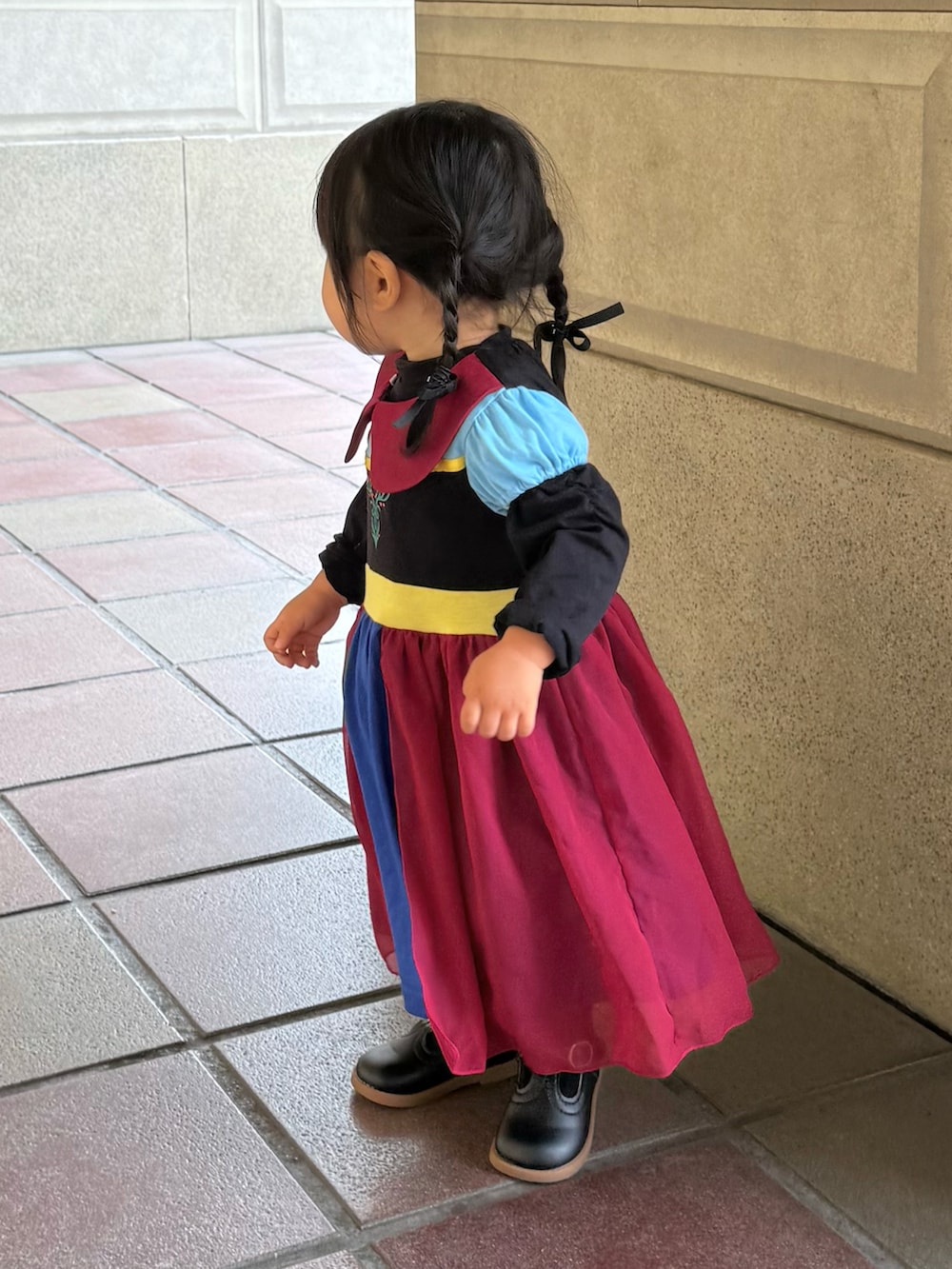ピンク系のワンピースを着用したキッズの秋コーディネートの5枚目の写真