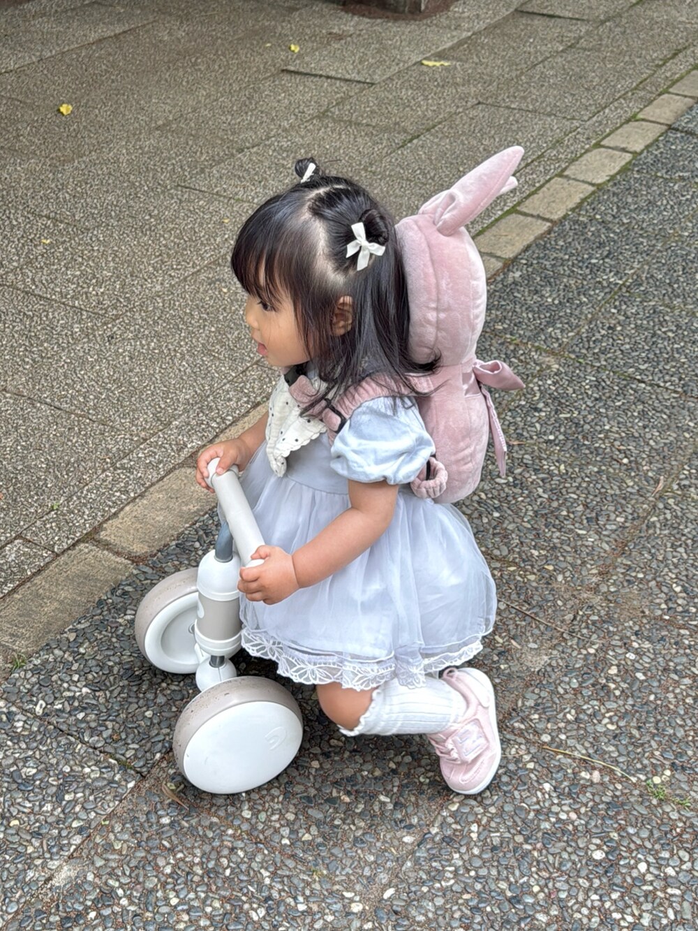 「ミニスカート、女の子コーデ、チュール、スニーカーコーデ、キッズコーデ、おでかけコーデ、スカート、スニーカー、リボン」｜「NEW BALANCEのnew balance ニューバランス NEW-B FIRST (NW1ST)【パカっと開く両開きベルト/脱ぎ履き簡単】ベビースニーカー ファーストシューズ 730540（スニーカー、ピンク系）」を使った、soy🍃さん（キッズ・70cm）の夏コーディネートの2枚目の写真