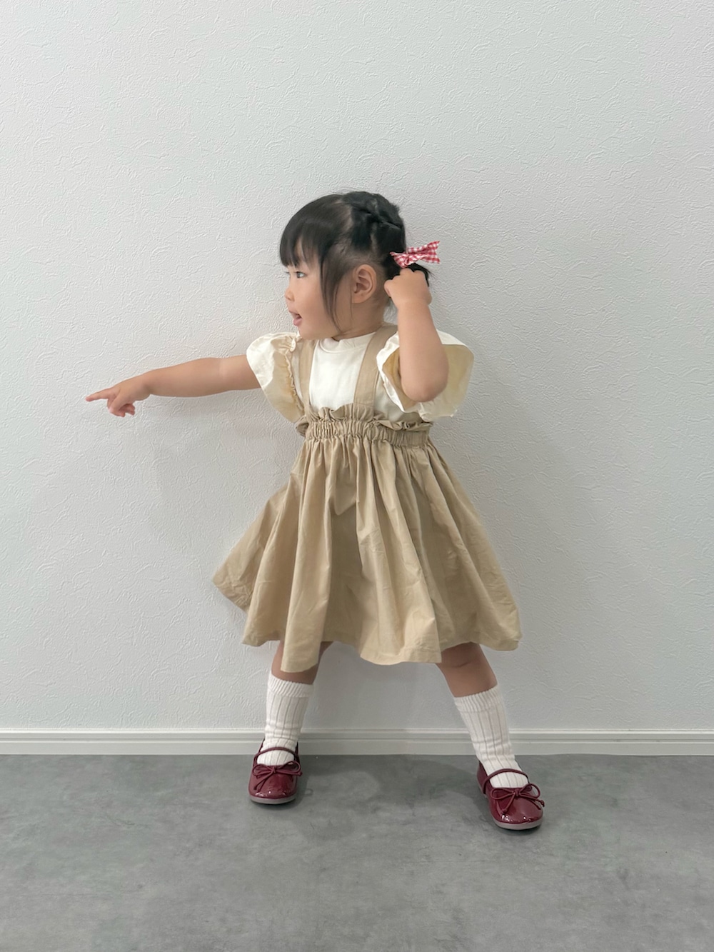 ベージュ系のワンピース/ドレスを着用したキッズの秋コーディネートの3枚目の写真