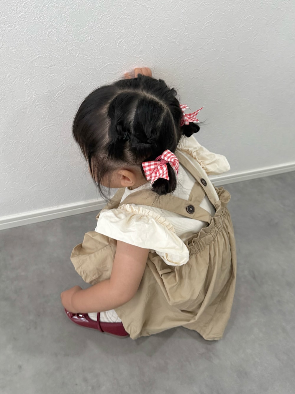 ベージュ系のワンピース/ドレスを着用したキッズの秋コーディネートの4枚目の写真